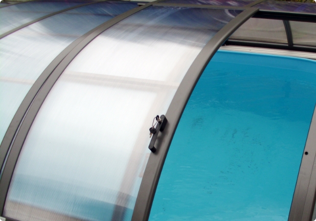 Sliding door on a swimming pool enclosure