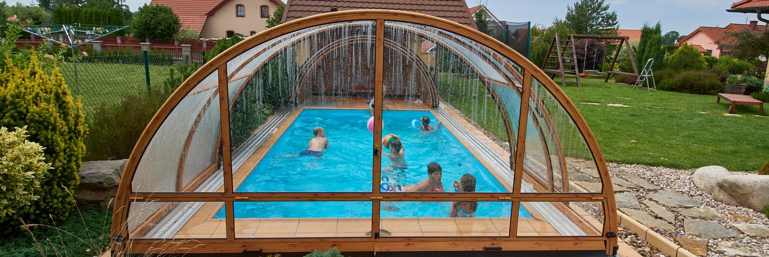 universe-neo-telescopic-pool-cover-portugal-closed